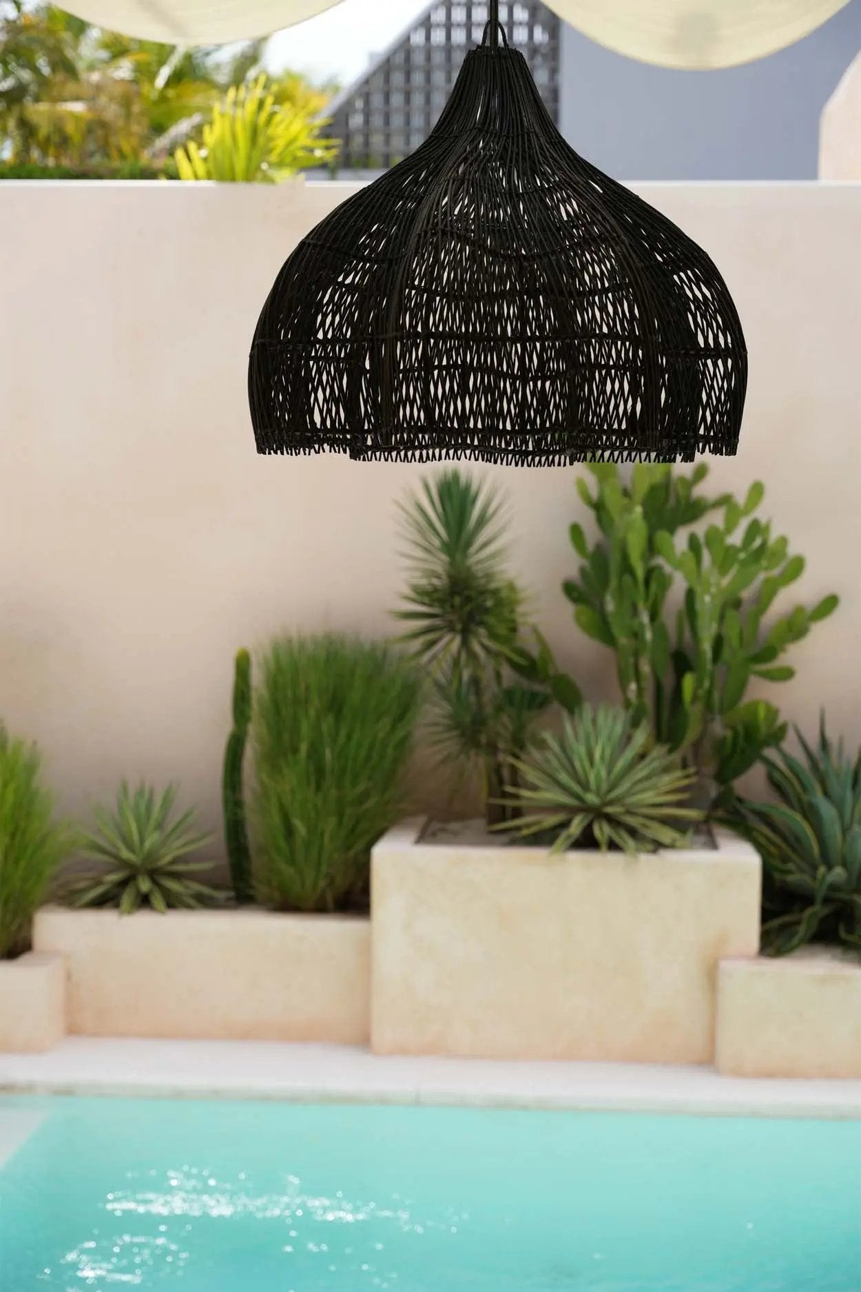 Suspension | Le Pendentif Fouetté Bazar Bizar