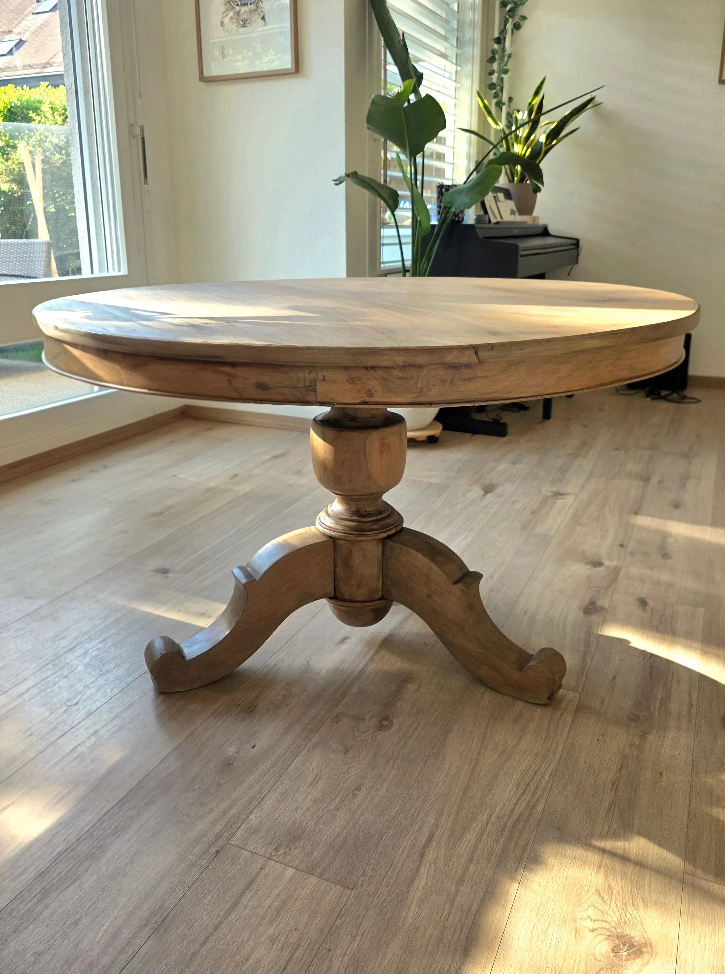Table unique ronde en bois d'acacia - n°01