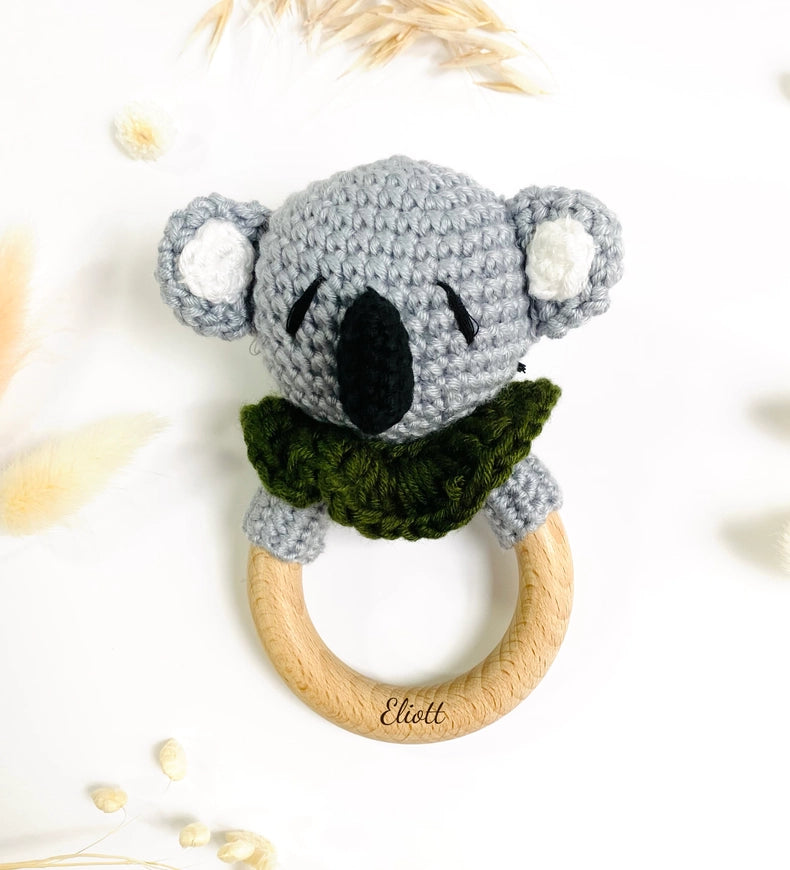 Sonaglio per bambini a forma di koala all'uncinetto
